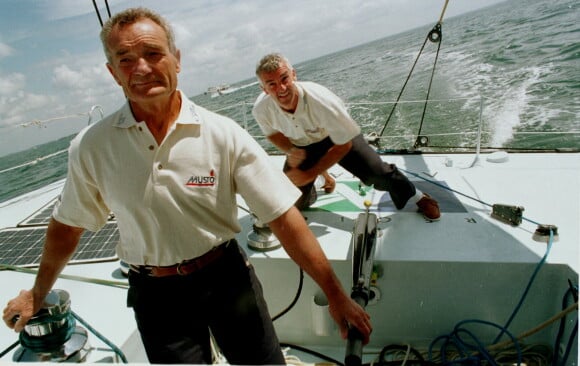 Eric Tabarly à bord d'un voilier. Bordeaux. Le 24 juin 1997.