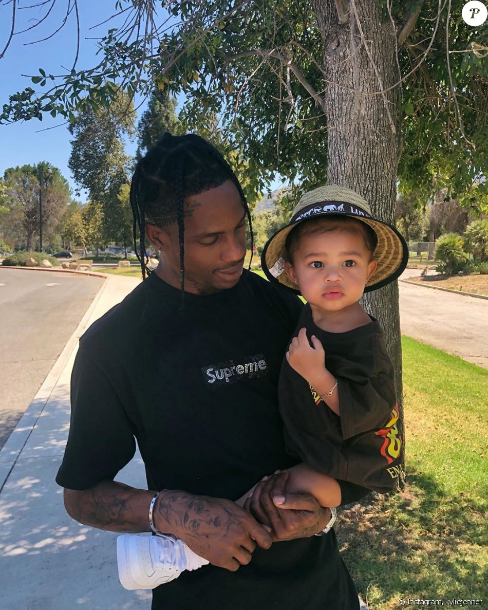 Travis Scott tient sa fille Stormi dans les bras- Instagram de Kylie ...