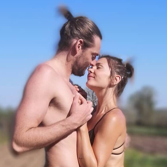 Camille Lacourt et Alice Detollenaere confinés en Bourgogne et câlins. Le 8 avril 2020.