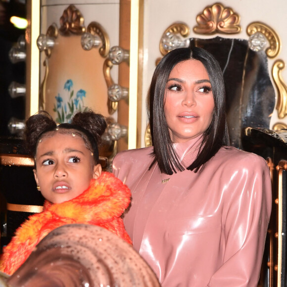 Kanye West, Kim Kardashian et sa soeur Kourtney emmènent leurs filles North West et Penelope Disick, faire un tour de carrousel au pied de la tour Eiffel après un dîner au restaurant "Ferdi". Pour l'occasion ils ont réservé le carrousel pendant 30 minutes pour la somme de 3000 euros. Ils en ont également profité pour acheter des souvenirs à l'effigie de la tour Eiffel. Paris, le 1er mars 2020.