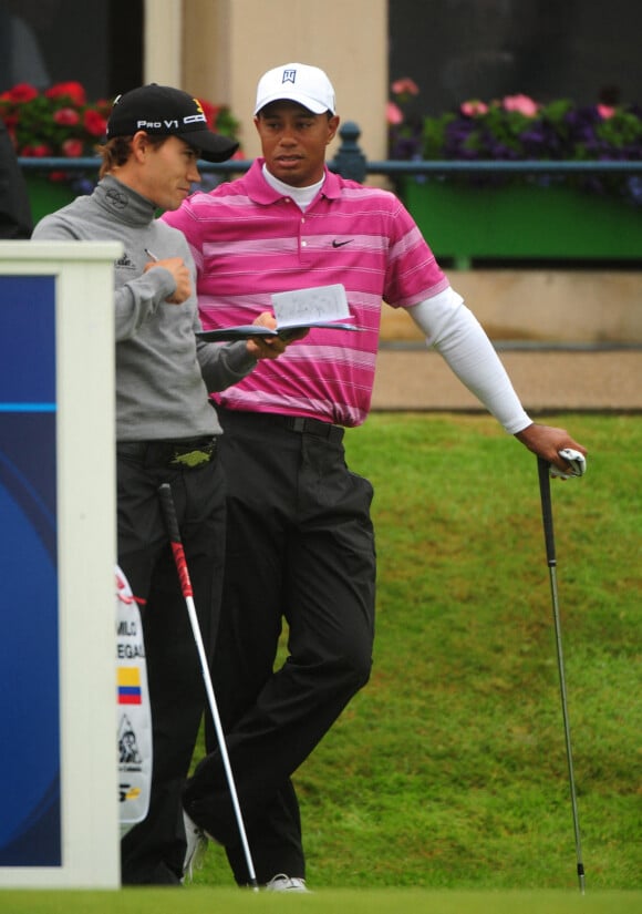 Camilo Villegas et Tiger Woods (en polo rose) en juillet 2010.