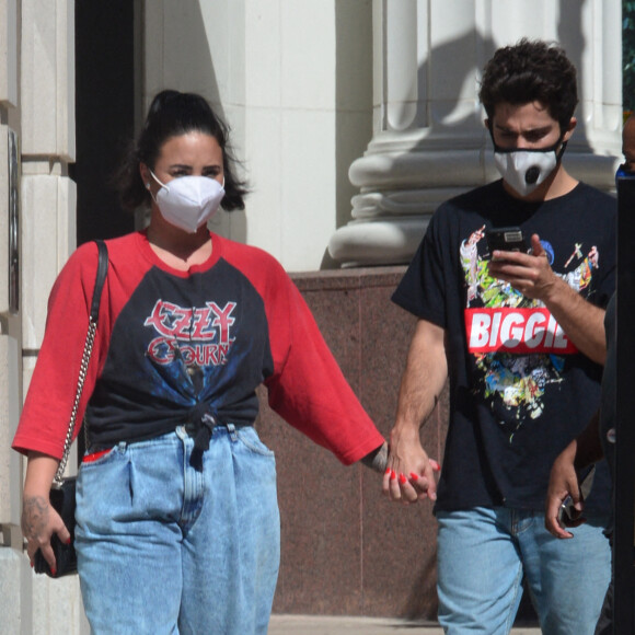 Demi Lovato et son fiancés Max Ehrich vus pour la première fois ensemble à Beverly Hills depuis qu'ils ont annoncé leurs fiançailles, le 27 juillet 2020. @ABACA