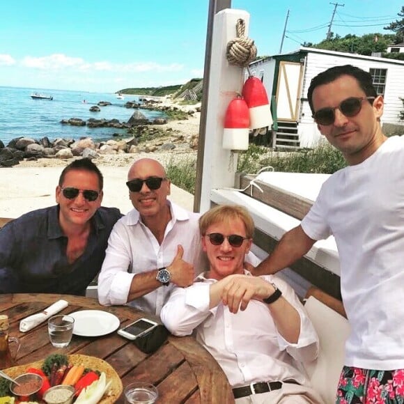 Steven Jauffrineau du "Bachelor" avec des amis, photo Instagram du 5 juillet 2017