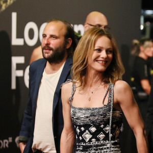 Vanessa Paradis et son compagnon Samuel Benchetrit (costume Dior et chaussures Nike) posent ensemble lors de la première du film "Chien" au 70 ème festival du film de "Locarno" le 7 août 2017