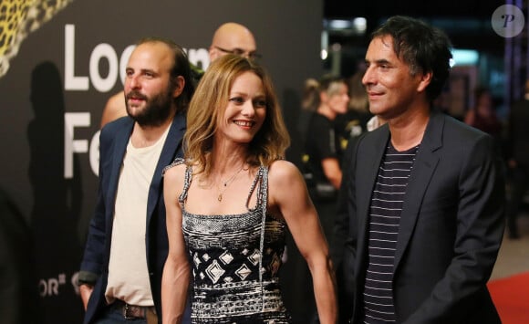 Vanessa Paradis et son compagnon Samuel Benchetrit (costume Dior et chaussures Nike) posent ensemble lors de la première du film "Chien" au 70 ème festival du film de "Locarno" le 7 août 2017