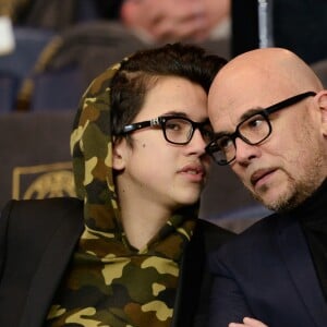 Pascal Obispo et son fils Sean - People au match des huitièmes de finale aller de la Ligue des champions, Psg - Chelsea au parc des Princes à Paris le 16 février 2016.