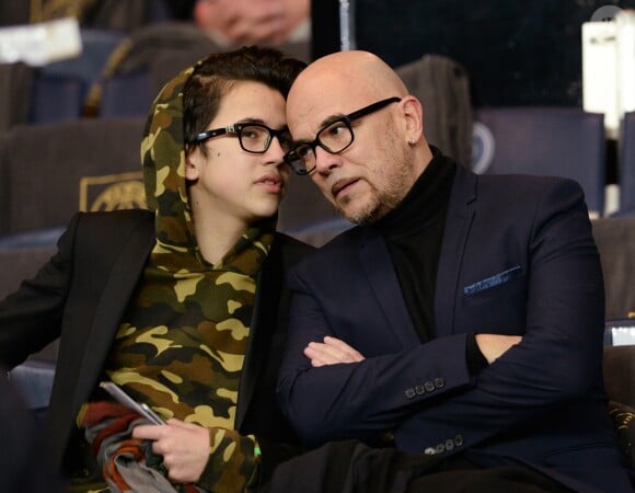 Pascal Obispo et son fils Sean - People au match des huitièmes de finale aller de la Ligue des champions, Psg - Chelsea au parc des Princes à Paris le 16 février 2016.