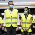 Le roi Felipe VI et la reine Letizia d'Espagne en visite dans une usine de traitement de déchets à Gijon le 30 juillet 2020 lors de leur visite en principauté des Asturies, dernière étape de leur tournée des dix-sept communautés autonomes du pays dans le cadre du déconfinement.