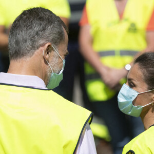 Le roi Felipe VI et la reine Letizia d'Espagne en visite dans une usine de traitement de déchets à Gijon le 30 juillet 2020 lors de leur visite en principauté des Asturies, dernière étape de leur tournée des dix-sept communautés autonomes du pays dans le cadre du déconfinement.