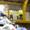 Le roi Felipe VI et la reine Letizia d'Espagne en visite dans une usine de traitement de déchets à Gijon le 30 juillet 2020 lors de leur visite en principauté des Asturies, dernière étape de leur tournée des dix-sept communautés autonomes du pays dans le cadre du déconfinement.