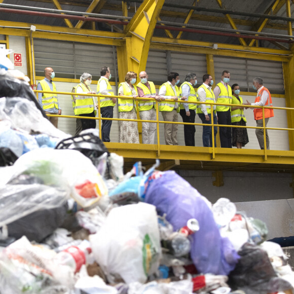 Le roi Felipe VI et la reine Letizia d'Espagne en visite dans une usine de traitement de déchets à Gijon le 30 juillet 2020 lors de leur visite en principauté des Asturies, dernière étape de leur tournée des dix-sept communautés autonomes du pays dans le cadre du déconfinement.