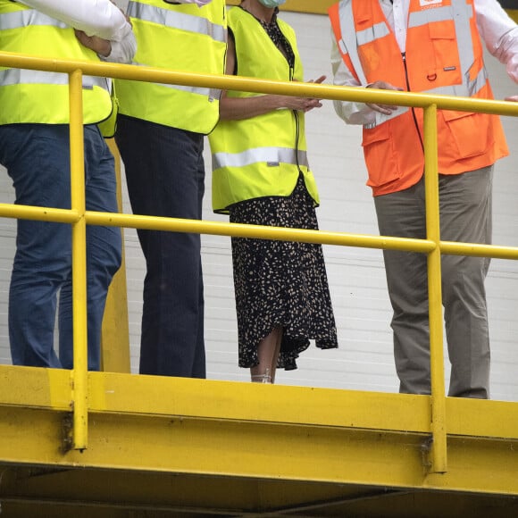 Le roi Felipe VI et la reine Letizia d'Espagne en visite dans une usine de traitement de déchets à Gijon le 30 juillet 2020 lors de leur visite en principauté des Asturies, dernière étape de leur tournée des dix-sept communautés autonomes du pays dans le cadre du déconfinement.