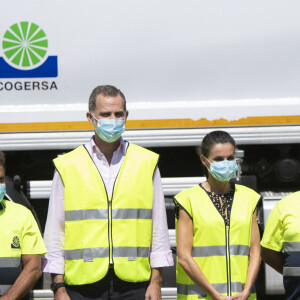 Le roi Felipe VI et la reine Letizia d'Espagne en visite dans une usine de traitement de déchets à Gijon le 30 juillet 2020 lors de leur visite en principauté des Asturies, dernière étape de leur tournée des dix-sept communautés autonomes du pays dans le cadre du déconfinement.