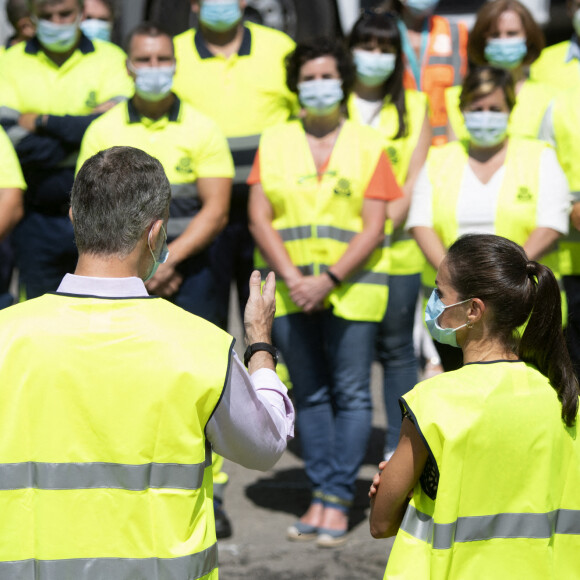 Le roi Felipe VI et la reine Letizia d'Espagne en visite dans une usine de traitement de déchets à Gijon le 30 juillet 2020 lors de leur visite en principauté des Asturies, dernière étape de leur tournée des dix-sept communautés autonomes du pays dans le cadre du déconfinement.