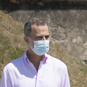 Le roi Felipe VI et la reine Letizia d'Espagne dans le parc du Cerro de Santa Catalina à Gijon le 30 juillet 2020 lors de leur visite en principauté des Asturies, dernière étape de leur tournée des dix-sept communautés autonomes du pays dans le cadre du déconfinement.