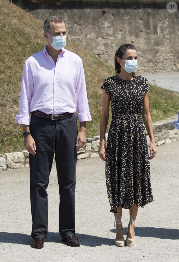 Le roi Felipe VI et la reine Letizia d'Espagne dans le parc du Cerro de Santa Catalina à Gijon le 30 juillet 2020 lors de leur visite en principauté des Asturies, dernière étape de leur tournée des dix-sept communautés autonomes du pays dans le cadre du déconfinement.