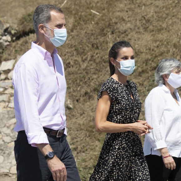 Le roi Felipe VI et la reine Letizia d'Espagne dans le parc du Cerro de Santa Catalina à Gijon le 30 juillet 2020 lors de leur visite en principauté des Asturies, dernière étape de leur tournée des dix-sept communautés autonomes du pays dans le cadre du déconfinement.