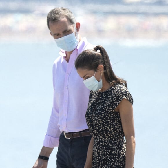 Le roi Felipe VI et la reine Letizia d'Espagne dans le parc du Cerro de Santa Catalina à Gijon le 30 juillet 2020 lors de leur visite en principauté des Asturies, dernière étape de leur tournée des dix-sept communautés autonomes du pays dans le cadre du déconfinement.