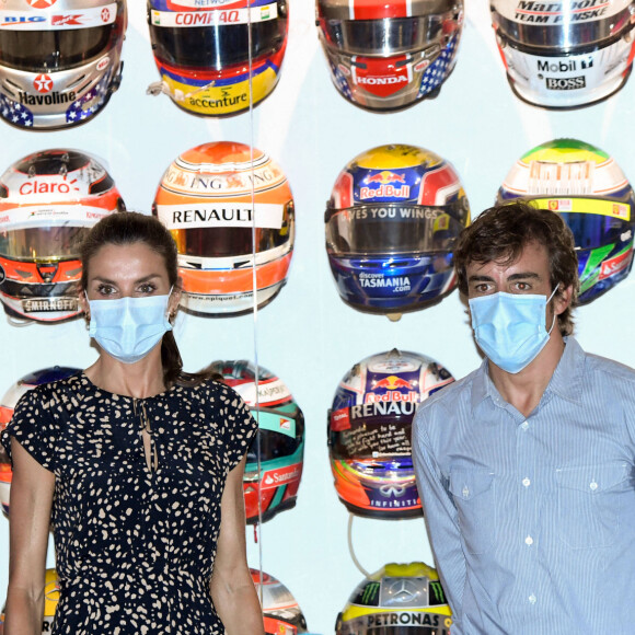 Le roi Felipe VI et la reine Letizia d'Espagne avec Fernando Alonso dans le musée à son nom le 30 juillet 2020 lors de leur visite en principauté des Asturies, dernière étape de leur tournée des dix-sept communautés autonomes du pays dans le cadre du déconfinement.
