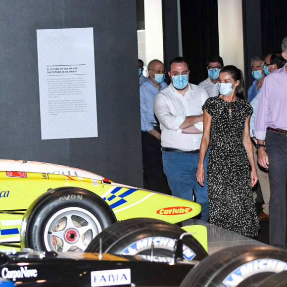 Le roi Felipe VI et la reine Letizia d'Espagne avec Fernando Alonso dans le musée à son nom le 30 juillet 2020 lors de leur visite en principauté des Asturies, dernière étape de leur tournée des dix-sept communautés autonomes du pays dans le cadre du déconfinement.