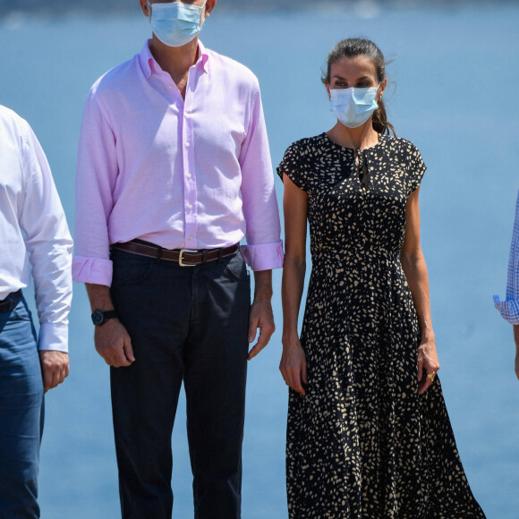 Le roi Felipe VI et la reine Letizia d'Espagne dans le parc du Cerro de Santa Catalina à Gijon le 30 juillet 2020 lors de leur visite en principauté des Asturies, dernière étape de leur tournée des dix-sept communautés autonomes du pays dans le cadre du déconfinement.