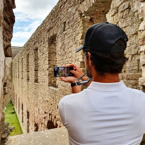 Le prince Carl Philip (ici en train de photographier les ruines du château de Borgholm) et la princesse Sofia sont restés en Suède au cours de l'été 2020, coronavirus oblige, et ont partagé avec leurs abonnés Instagram quelques-uns des endroits où ils se sont promenés et ressourcés avec leurs fils le prince Alexander et le prince Gabriel. © Instagram Prinsparet