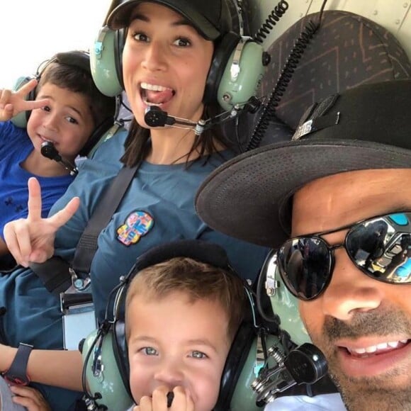 Tony Parker avec sa femme Axelle Francine et leurs deux fils Josh et Liam lors d'un vol en hélicoptère à la station Villars de Lans, le 26 juillet 2019.