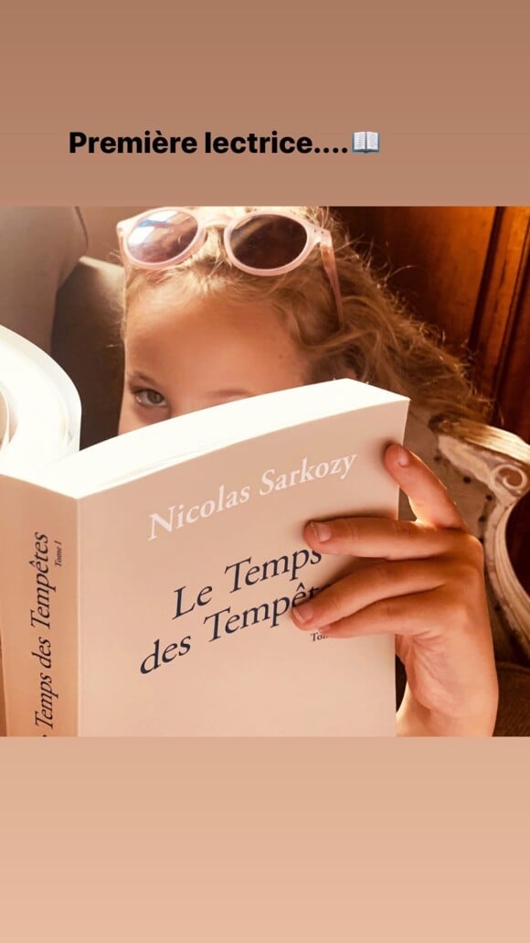 Carla Bruni dévoile une tendre et belle photo de sa fille Giulia, plongée dans les pages du nouveau livre de son père, Nicolas Sarkozy, Le Temps des Tempêtes. Le samedi 25 juillet 2020 sur Instagram.