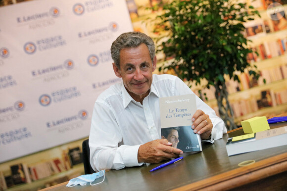 L'ancien président Nicolas Sarkozy dédicace son nouveau livre "Le temps des tempêtes" à l'espace culturel du centre commercial Leclerc Baleone à Ajaccio, en Corse le 24 juillet 2020. © Crystal Pictures /Bestimage