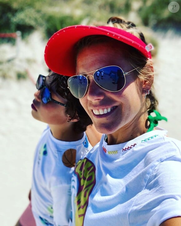 Laura Tenoudji avec son fils Milan, à Hoëdic island, le 20 juillet 2020