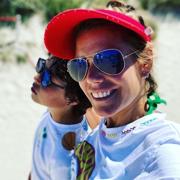 Laura Tenoudji avec son fils Milan, à Hoëdic island, le 20 juillet 2020