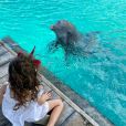 Manava, la fille de Mareva Galanter et d'Arthur fait la connaissance d'un dauphin. Juillet 2020.