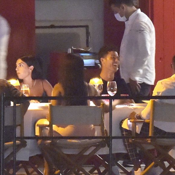 Exclusif - Cristiano Ronaldo et sa compagne Georgina Rodriguez dînent avec des amis, dont le footballeur Jose Semedo, au restaurant "La Langosteria" à Paraggi près de Portofino. Le 2 août 2020.
