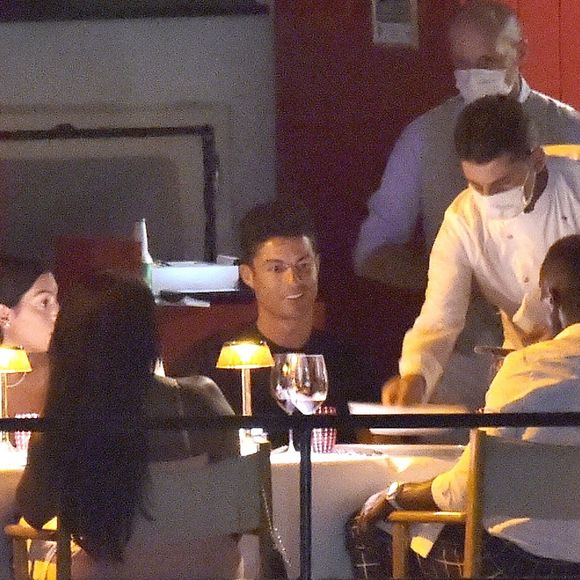 Exclusif - Cristiano Ronaldo et sa compagne Georgina Rodriguez dînent avec des amis, dont le footballeur Jose Semedo, au restaurant "La Langosteria" à Paraggi près de Portofino. Le 2 août 2020.