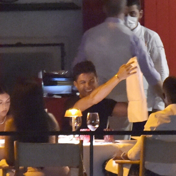 Exclusif - Cristiano Ronaldo et sa compagne Georgina Rodriguez dînent avec des amis, dont le footballeur Jose Semedo, au restaurant "La Langosteria" à Paraggi près de Portofino. Le 2 août 2020.