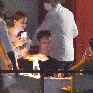 Exclusif - Cristiano Ronaldo et sa compagne Georgina Rodriguez dînent avec des amis, dont le footballeur Jose Semedo, au restaurant "La Langosteria" à Paraggi près de Portofino. Le 2 août 2020.