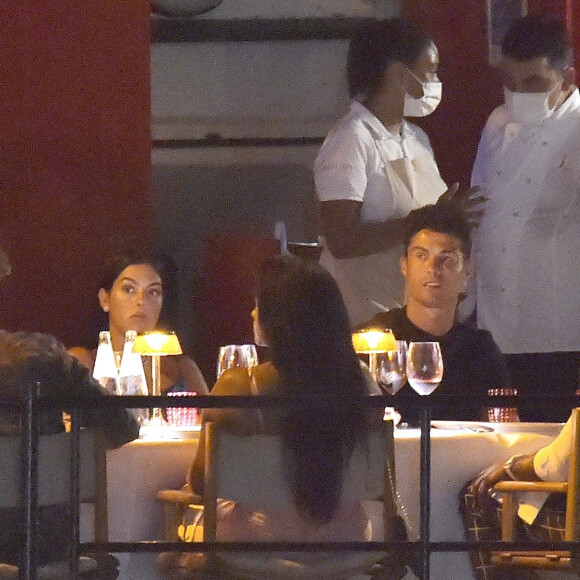 Exclusif - Cristiano Ronaldo et sa compagne Georgina Rodriguez dînent avec des amis, dont le footballeur Jose Semedo, au restaurant "La Langosteria" à Paraggi près de Portofino. Le 2 août 2020.