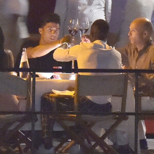 Exclusif - Cristiano Ronaldo et sa compagne Georgina Rodriguez dînent avec des amis, dont le footballeur Jose Semedo, au restaurant "La Langosteria" à Paraggi près de Portofino. Le 2 août 2020.