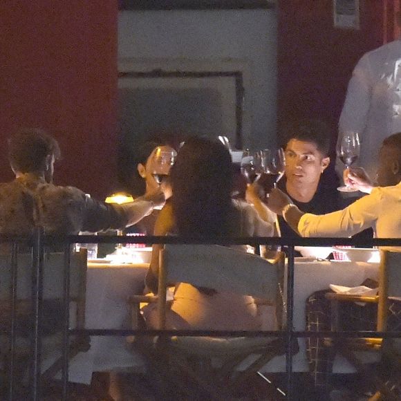 Exclusif - Cristiano Ronaldo et sa compagne Georgina Rodriguez dînent avec des amis, dont le footballeur Jose Semedo, au restaurant "La Langosteria" à Paraggi près de Portofino. Le 2 août 2020.