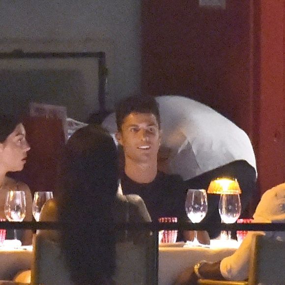 Exclusif - Cristiano Ronaldo et sa compagne Georgina Rodriguez dînent avec des amis, dont le footballeur Jose Semedo, au restaurant "La Langosteria" à Paraggi près de Portofino. Le 2 août 2020.