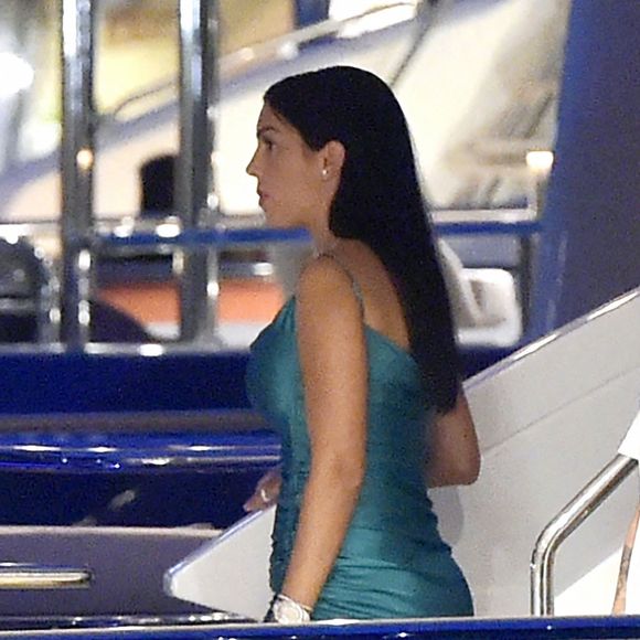 Exclusif - Cristiano Ronaldo et sa compagne Georgina Rodriguez dînent avec des amis, dont le footballeur Jose Semedo, au restaurant "La Langosteria" à Paraggi près de Portofino. Le 2 août 2020.