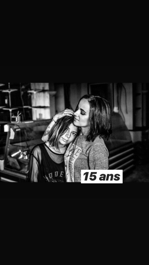 Alizée fête les 15 ans de sa fille Annily le 28 avril 2020 en publiant de nombreuses photos sur Instagram.