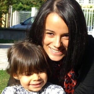 Alizée fête les 15 ans de sa fille Annily le 28 avril 2020 en publiant de nombreuses photos sur Instagram.