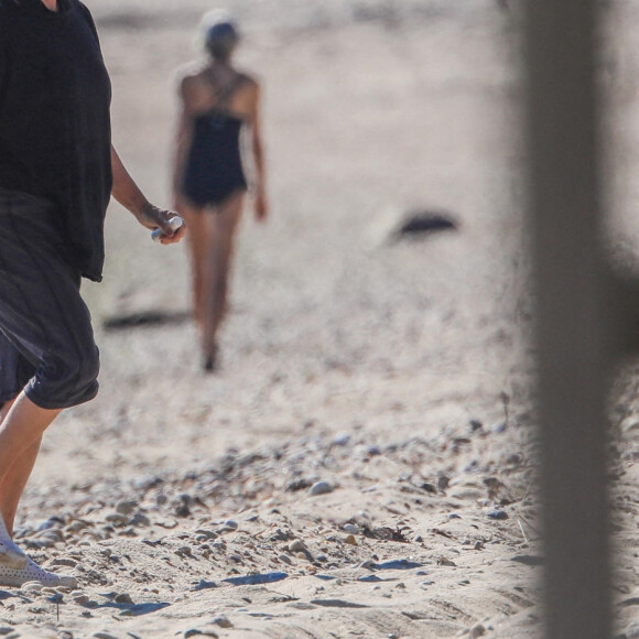 Exclusif - Hugh Jackman se balade sur la plage avec sa femme Deborra Lee Furness et ses chiens sous le soleil des Hamptons, le 25 juillet 2020