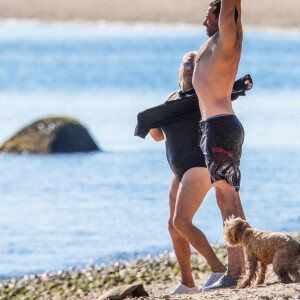 Exclusif - Hugh Jackman se balade sur la plage avec sa femme Deborra Lee Furness et ses chiens sous le soleil des Hamptons, le 25 juillet 2020