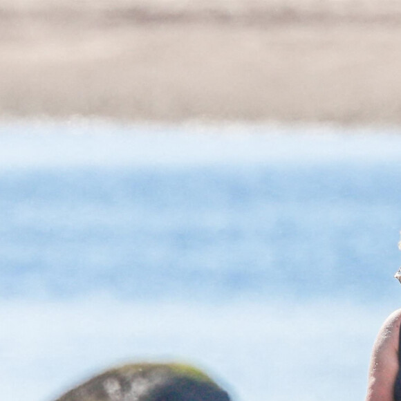 Exclusif - Hugh Jackman se balade sur la plage avec sa femme Deborra Lee Furness et ses chiens sous le soleil des Hamptons, le 25 juillet 2020
