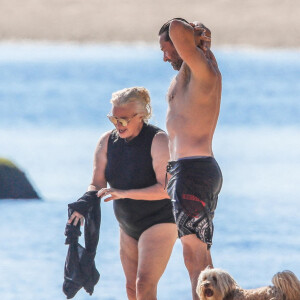 Exclusif - Hugh Jackman se balade sur la plage avec sa femme Deborra Lee Furness et ses chiens sous le soleil des Hamptons, le 25 juillet 2020