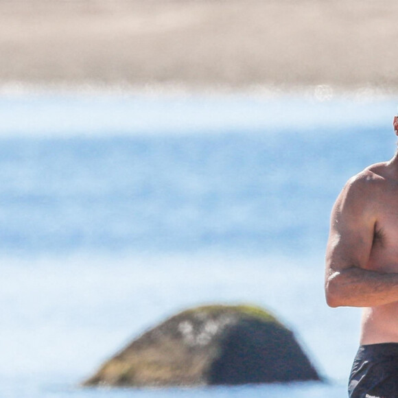 Exclusif - Hugh Jackman se balade sur la plage avec sa femme Deborra Lee Furness et ses chiens sous le soleil des Hamptons, le 25 juillet 2020