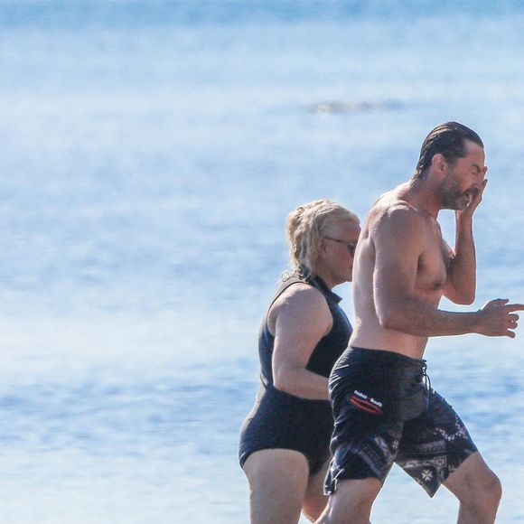 Exclusif - Hugh Jackman se balade sur la plage avec sa femme Deborra Lee Furness et ses chiens sous le soleil des Hamptons, le 25 juillet 2020