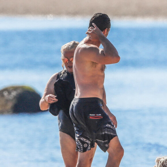 Exclusif - Hugh Jackman se balade sur la plage avec sa femme Deborra Lee Furness et ses chiens sous le soleil des Hamptons, le 25 juillet 2020